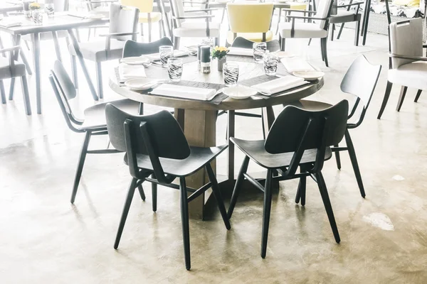 Leere Stühle und Tische im Restaurant — Stockfoto