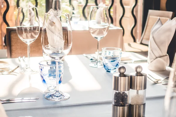 Copas de vino con mesa para cenar — Foto de Stock