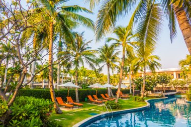 Boş şemsiyeleri ve sandalyeler