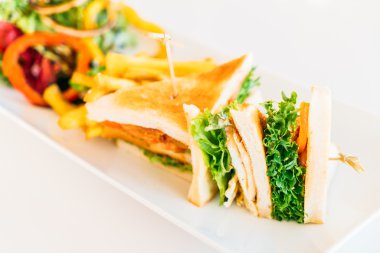 Beyaz çanak üzerinde sandviç