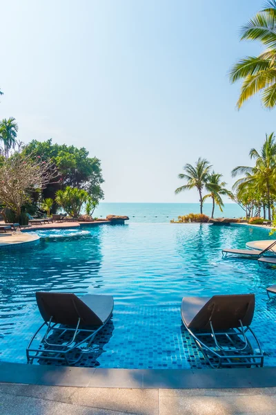 Piscina com palmeiras e mar — Fotografia de Stock