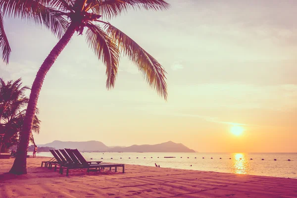Vacker strand och havet med palmer — Stockfoto