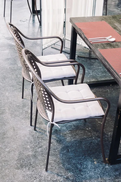 Pusty stół i krzesła — Zdjęcie stockowe