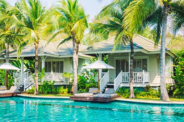 Şemsiyeleri ve sandalyeler Yüzme Havuzu etrafında