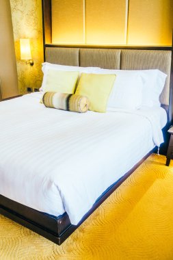 Işık lamba ile yatakta yastık