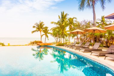 Palmiye ağaçları ile lüks Yüzme Havuzu