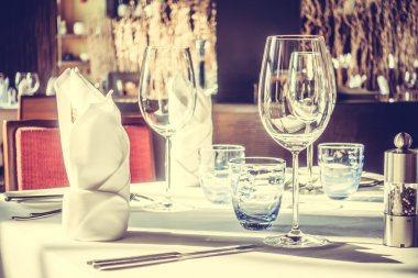 yemek için Tablo ayarı ile şarap bardakları
