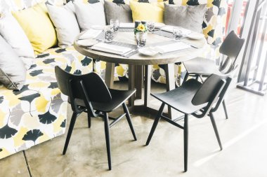 Restoranda boş sandalye ve masa