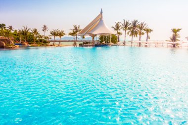 Güzel lüks otel yüzme havuzunda