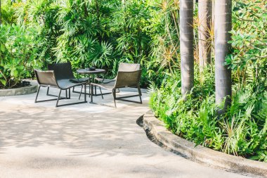 Boş sandalye ile açık veranda