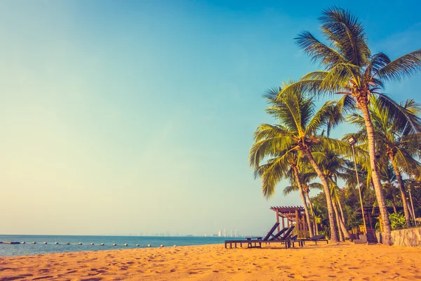 Bela praia e mar com palmeiras — Fotografia de Stock