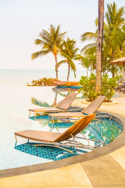 Luxury swimming pool with palm trees — Stock Photo, Image