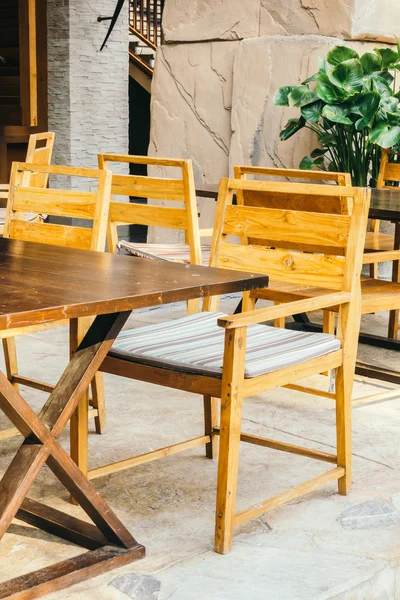 Lege tafel en stoel — Stockfoto