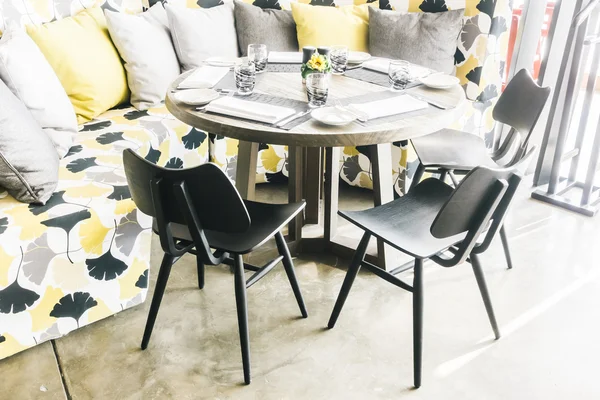 Пустые стулья и стол в ресторане — стоковое фото