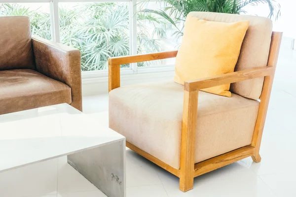 Vackra lyxiga kuddar på soffan — Stockfoto