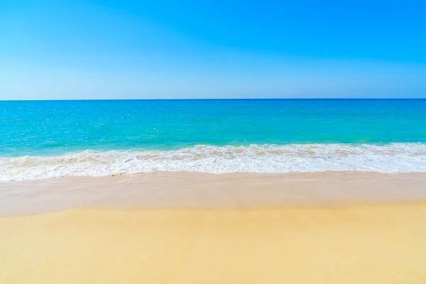 Bellissima spiaggia e mare — Foto Stock