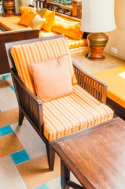 Boş tahta kanepe ve sandalye