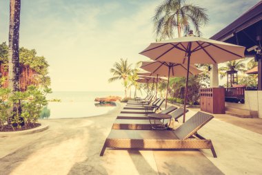 Palmiye ağaçları ile lüks Yüzme Havuzu