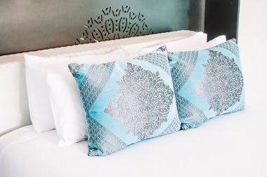 Yatakta güzel lüks yastıklar