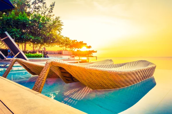 Красивий розкішний готель басейн курорт — стокове фото
