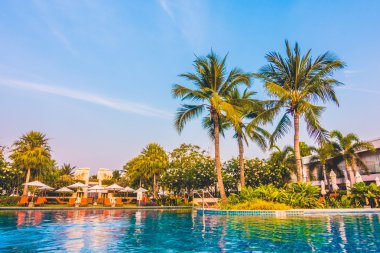 Boş şemsiyeleri ve sandalyeler