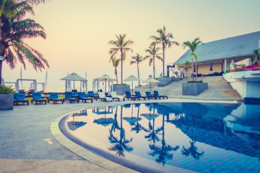 Günbatımı zaman palmiye ağaçlarının Silhouettes