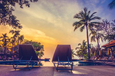 Palmiye ağaçları ile lüks Yüzme Havuzu