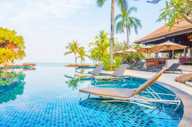 palmiye ağaçları ve Deniz Yüzme Havuzu