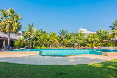 palmiye ağaçları ve Deniz Yüzme Havuzu