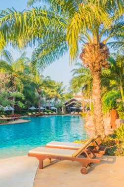 palmiye ağaçları ve Deniz Yüzme Havuzu