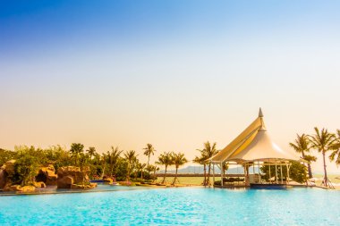 Güzel lüks otel yüzme havuzunda