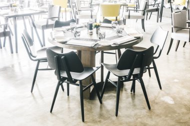 Boş sandalye ve masa Restaurant'ta