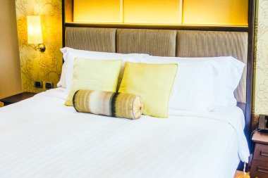 Işık lamba ile yatakta yastık