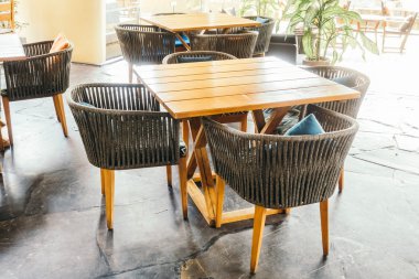 Boş masa ve sandalye