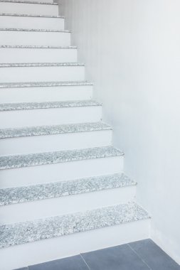 Beyaz beton merdivenler