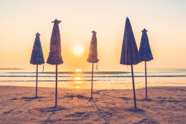 Plaj ve deniz güzel siluet şemsiyesi