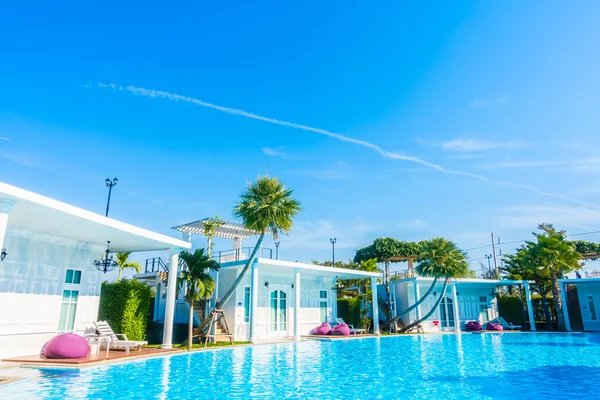 Hermosa piscina exterior de lujo — Foto de Stock