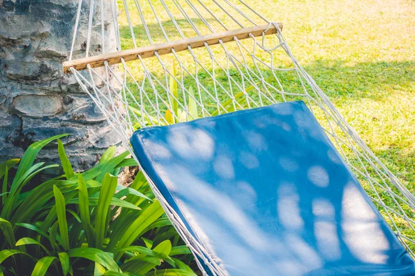 Empty hammock in garden — Stock Photo, Image