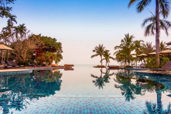 Piscina de luxo com palmeiras — Fotografia de Stock