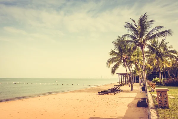 Hermosa playa y mar con palmeras —  Fotos de Stock