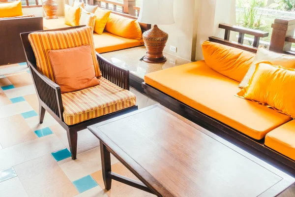 Boş tahta kanepe ve sandalye