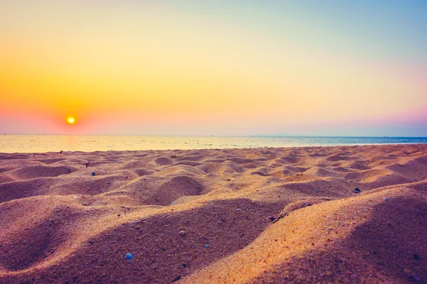 Hermoso mar y arena con puesta de sol —  Fotos de Stock