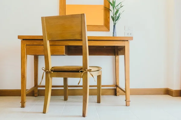 Ahşap masa ve sandalye oturma alanı — Stok fotoğraf