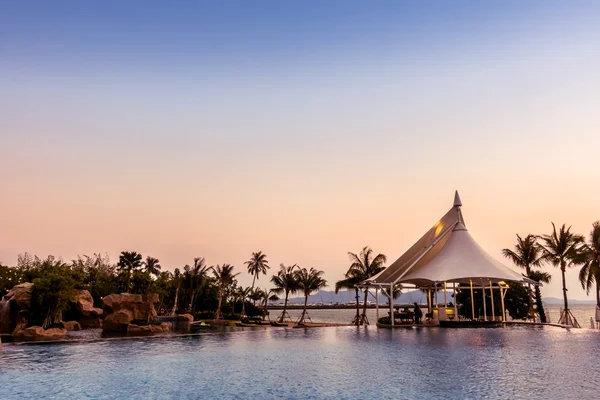 Mooie luxe zwembad in het hotel — Stockfoto