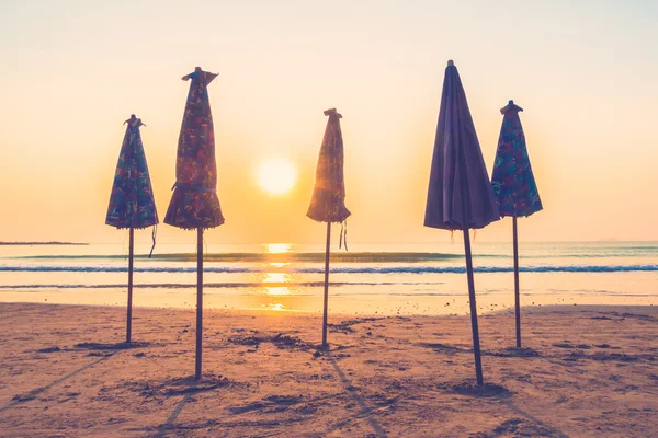 Plaj ve deniz güzel siluet şemsiyesi