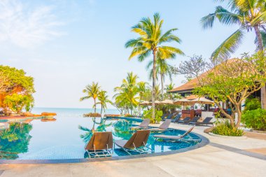 palmiye ağaçları ve Deniz Yüzme Havuzu