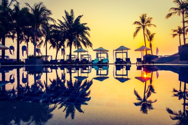 Günbatımı zaman palmiye ağaçlarının Silhouettes