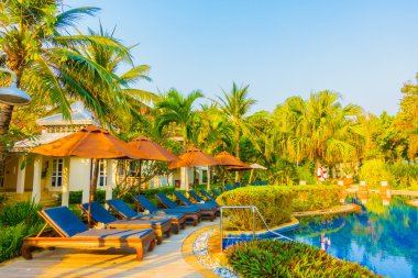 Otel havuzunda yüzme havuzu