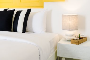 Güzel lüks yastık yatak üzerinde