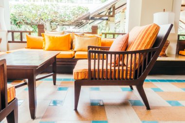 Boş tahta kanepe ve sandalye